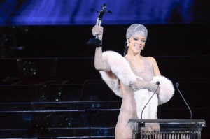 rihanna-cfda-award-acceptance2-850x566_11