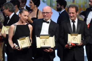 French actress Emmanuelle Bercot (L), French director Jacques Audiard (C) and French actor Vincent Lindon pose on stage after they respectively won the Best Actress, Palme d'Or and Best Actor award during the closing ceremony of the 68th Cannes Film Festival in Cannes, southeastern France, on May 24, 2015.   AFP PHOTO / ANNE-CHRISTINE POUJOULAT