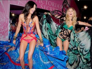 gigi-hadid-and-kendall-jenner-rocked-the-victorias-secret-runway-show-and-their-moms-are-beyond-proud.jpg
