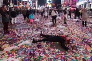 1451646783-jesse-j-helps-new-years-eve-revelers-ring-in-2016-in-times-square_9381343
